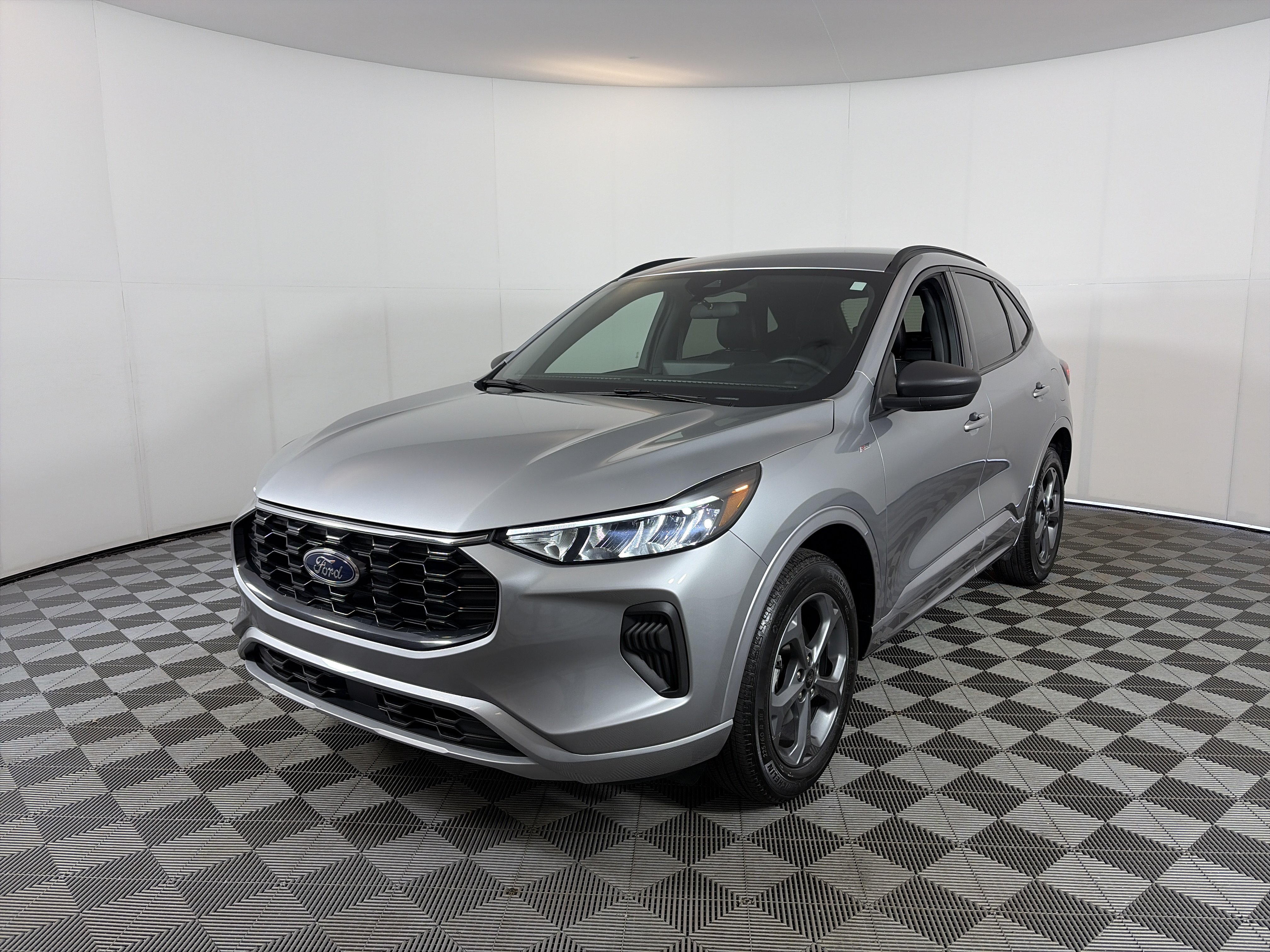 Used 2024 Ford Escape ST-Line w/ Tech Pack #1 AWD/4WD image 2