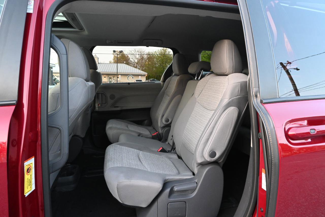 Used 2021 Toyota Sienna LE w/ LE Plus Package FWD image 18