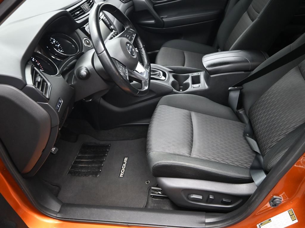 Used 2020 Nissan Rogue SV image 15