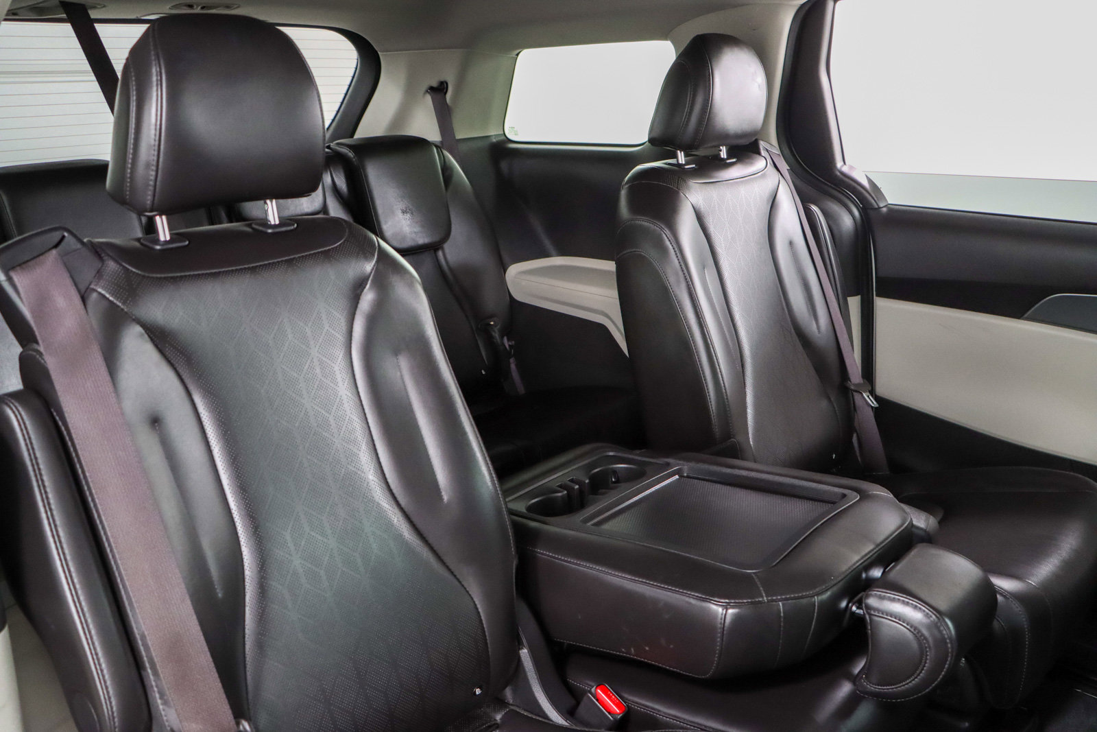 Used 2023 Kia Carnival LX FWD image 28