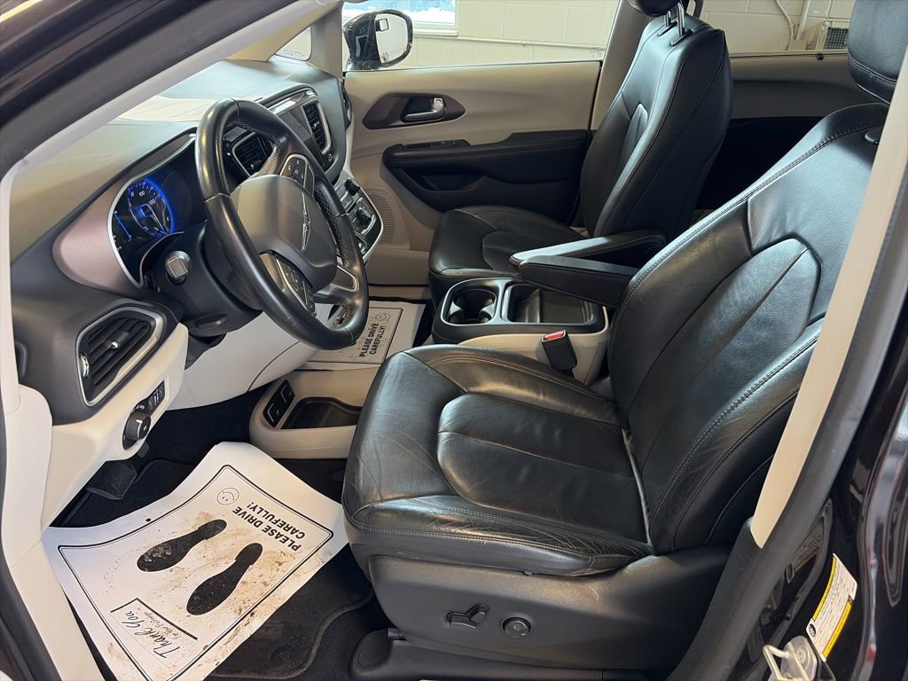 Used 2017 Chrysler Pacifica Touring-L image 4
