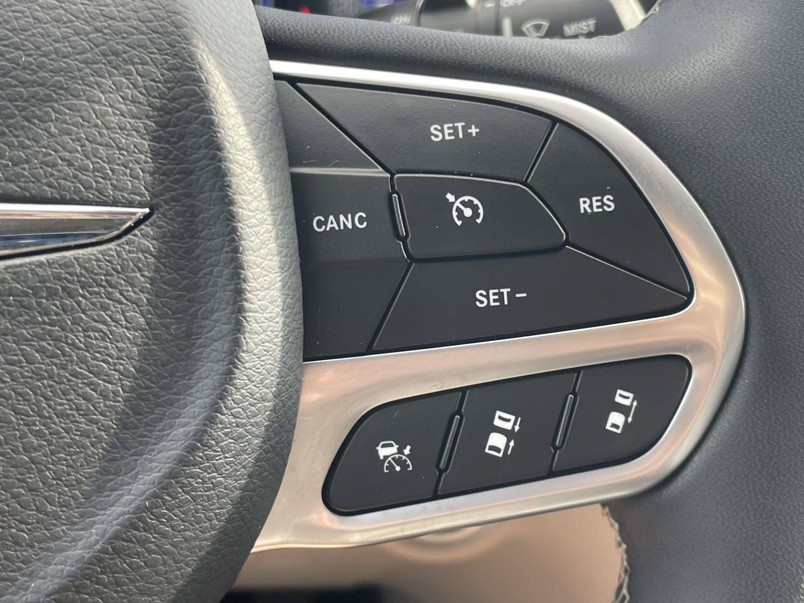 Used 2024 Chrysler Pacifica Touring-L FWD image 20
