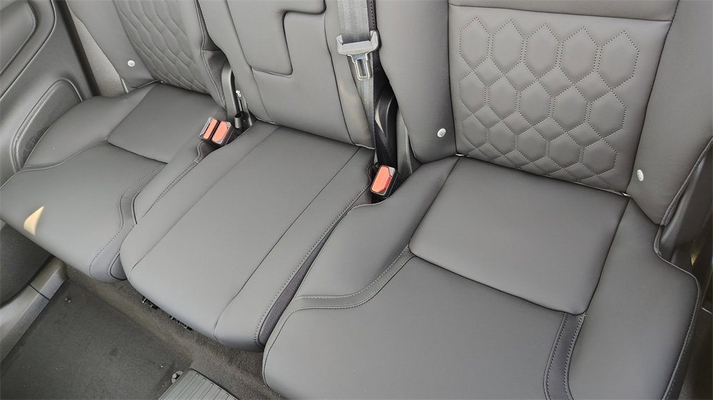 New 2025 Volvo XC90 T8 Core w/ Climate Package image 30