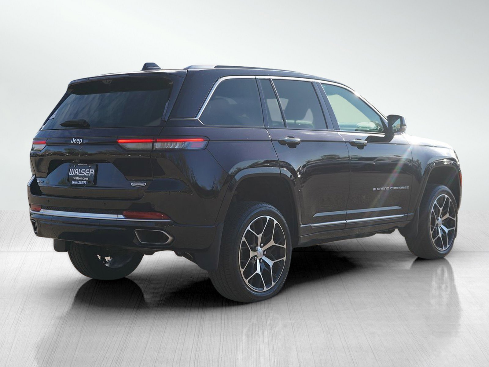 Used 2022 Jeep Grand Cherokee Summit AWD/4WD image 5