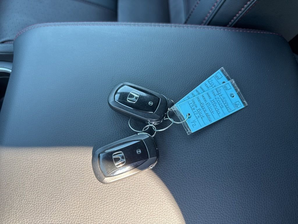 Used 2025 Honda Pilot Black Edition image 39
