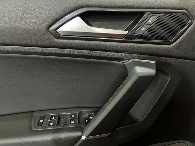 Used 2018 Volkswagen Tiguan SEL AWD/4WD image 14