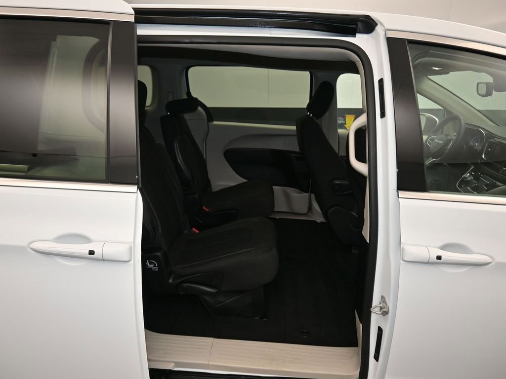 Used 2023 Chrysler Voyager LX image 44