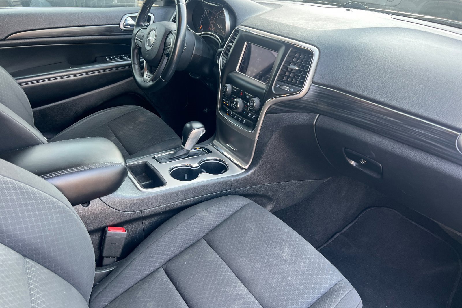 Used 2019 Jeep Grand Cherokee Laredo image 16