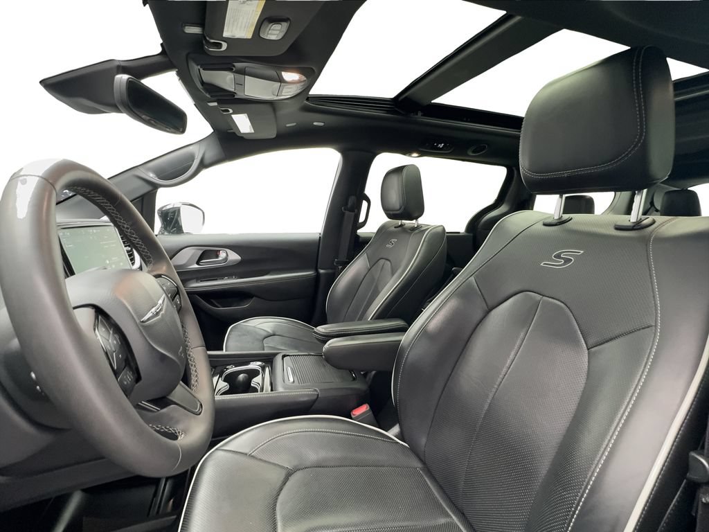 Used 2025 Chrysler Pacifica Limited FWD image 18
