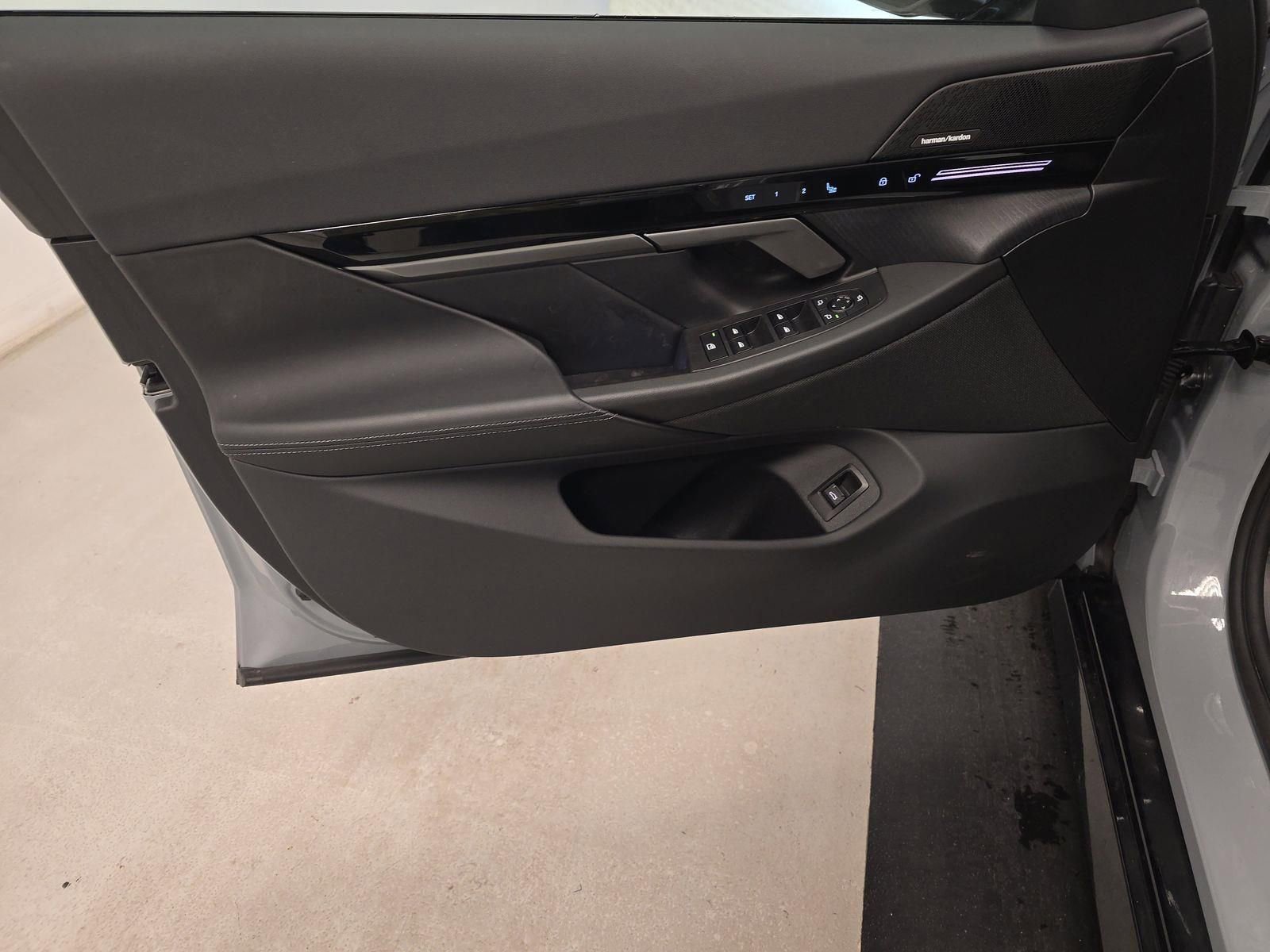 Used 2025 BMW 530i w/ M Sport Package image 12