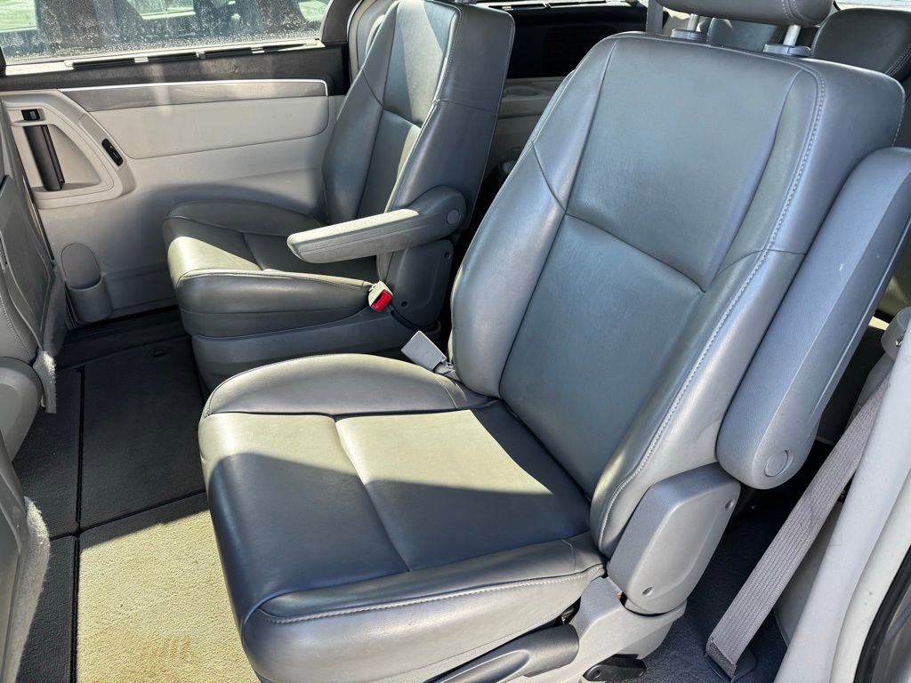 Used 2010 Volkswagen Routan SE image 6