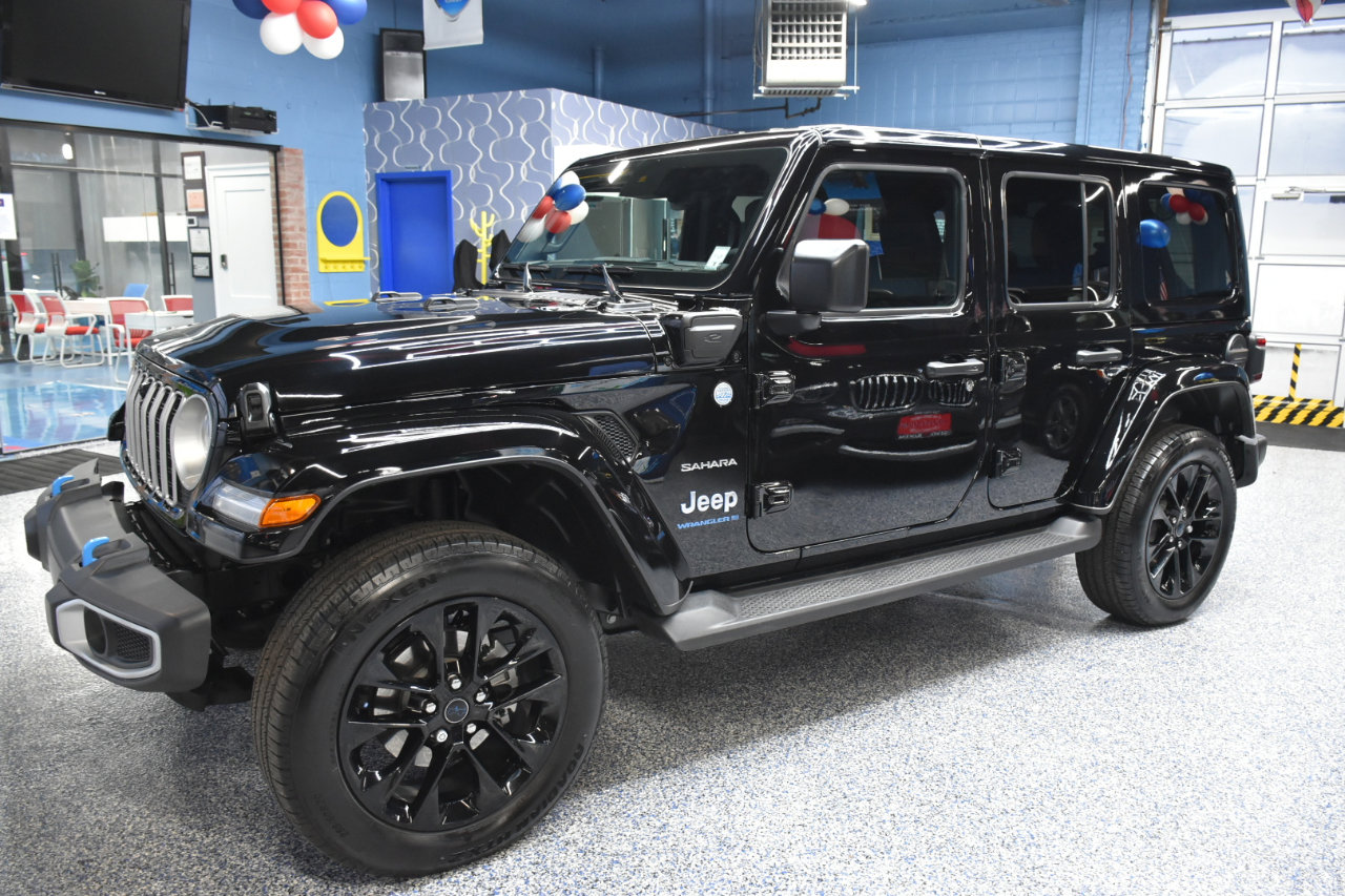 Used 2024 Jeep Wrangler Unlimited Sahara w/ Technology Group image 14