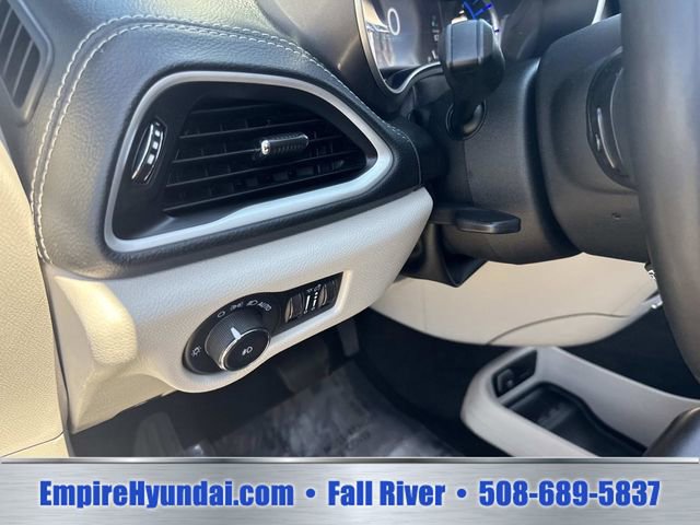 Used 2023 Chrysler Pacifica Touring-L FWD image 23