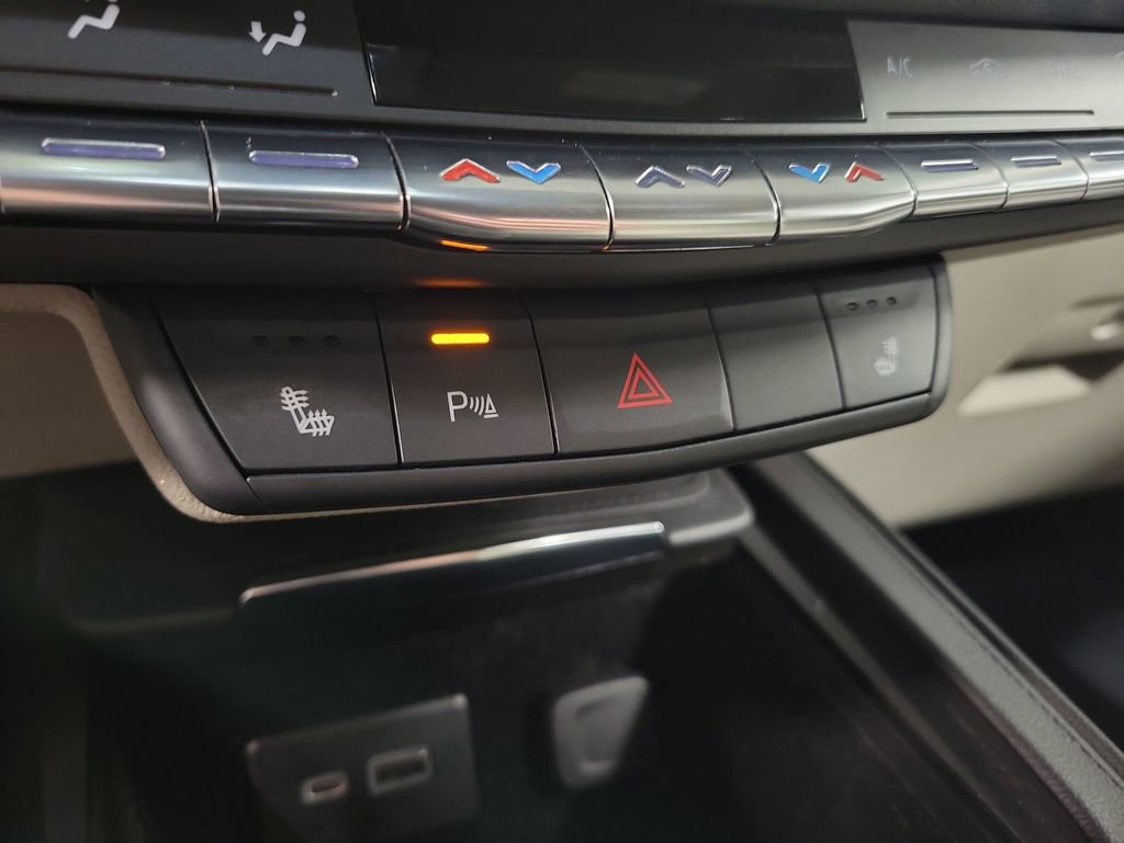Used 2023 Cadillac XT4 Luxury w/ Cold Weather Package image 17