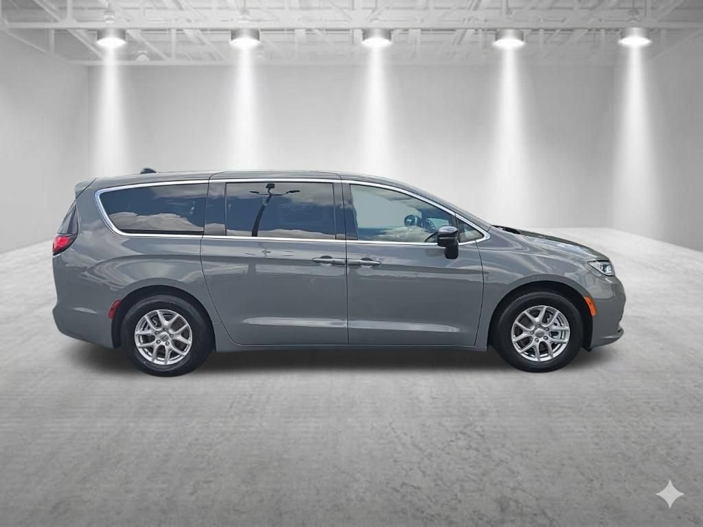 Used 2025 Chrysler Pacifica Select FWD image 2