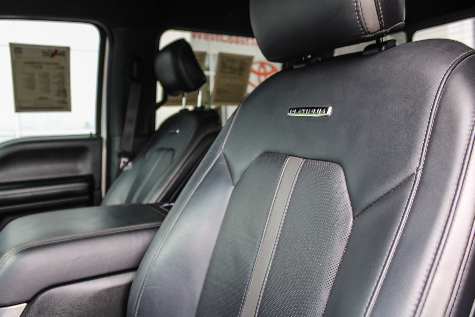 Used 2015 Ford F150 Platinum w/ Equipment Group 701A Luxury AWD/4WD image 24