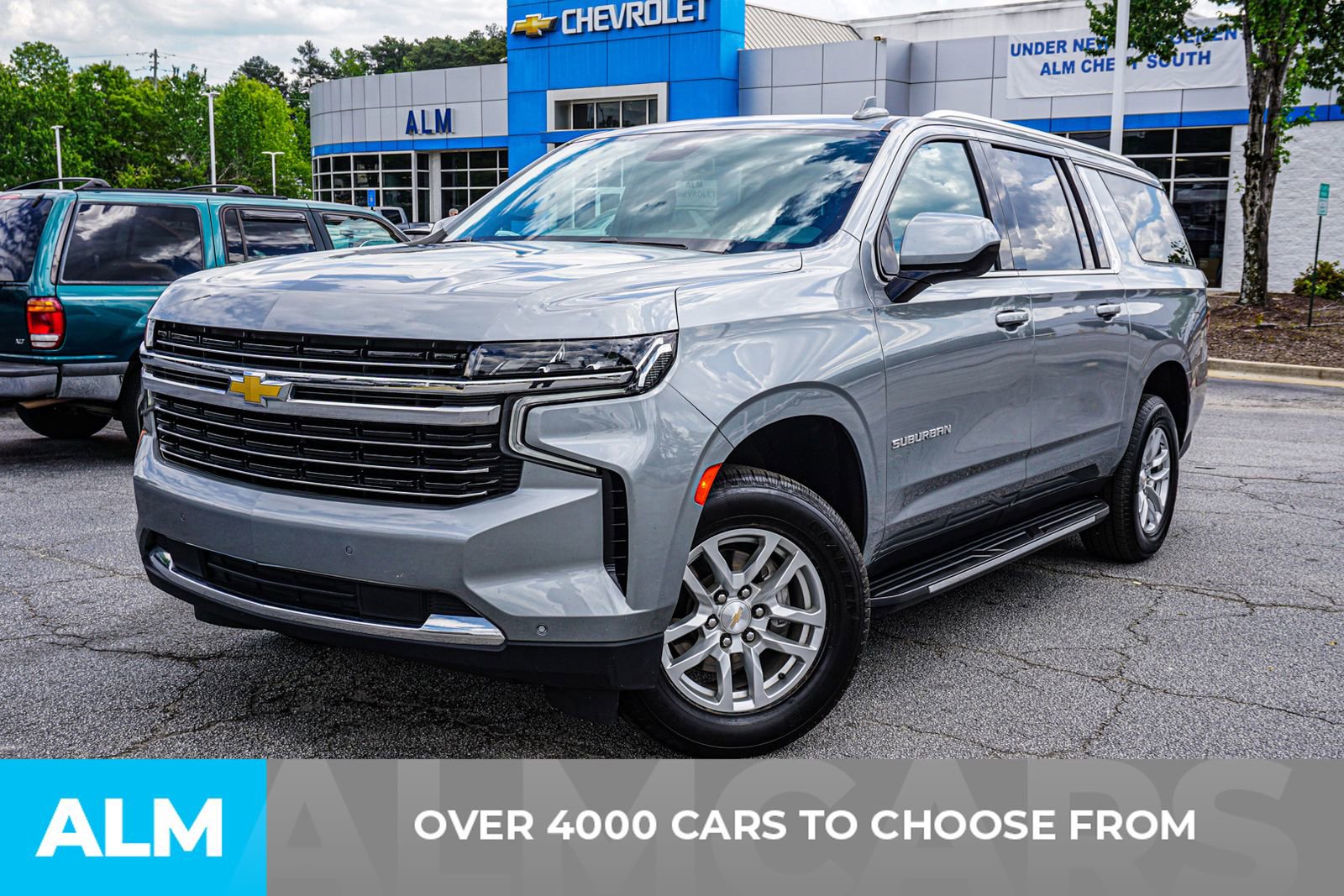 Used 2024 Chevrolet Suburban LT RWD image 3