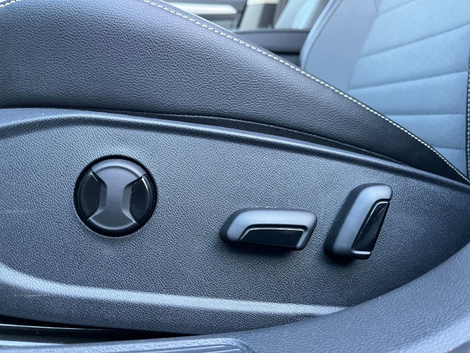 Used 2025 Volkswagen Jetta SE image 24