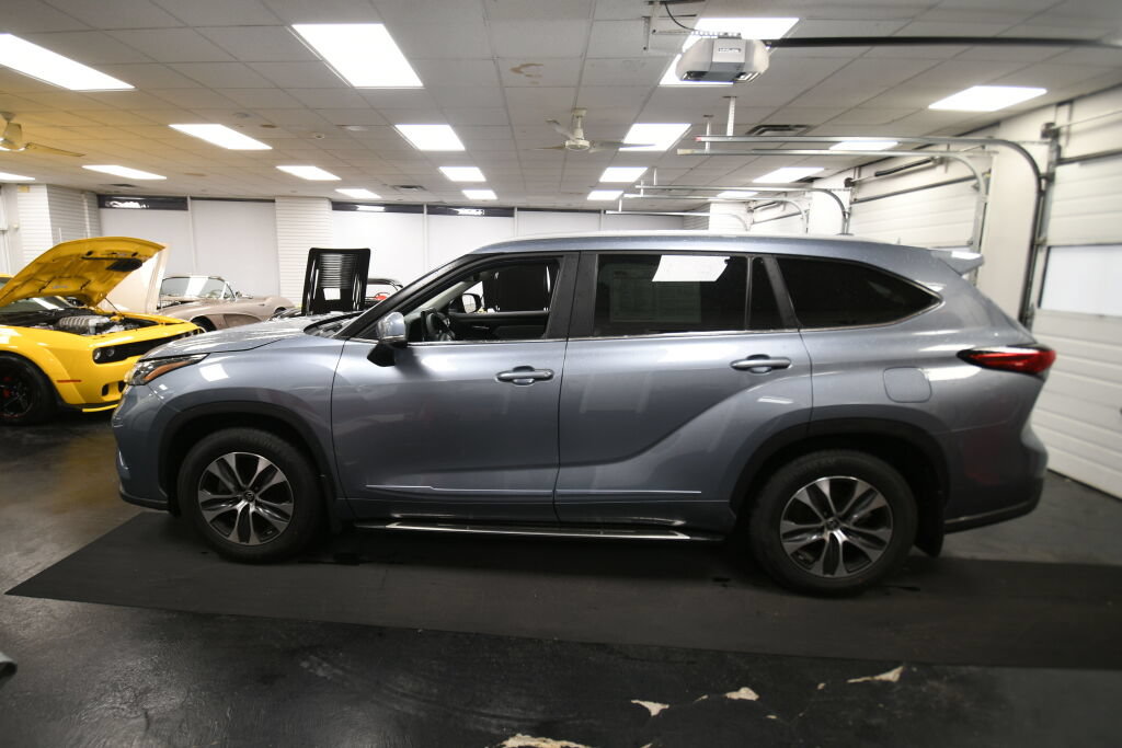 Used 2023 Toyota Highlander XLE AWD/4WD image 4