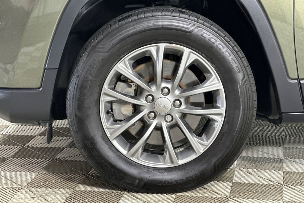 Used 2019 Jeep Cherokee Latitude Plus w/ Cold Weather Group image 32