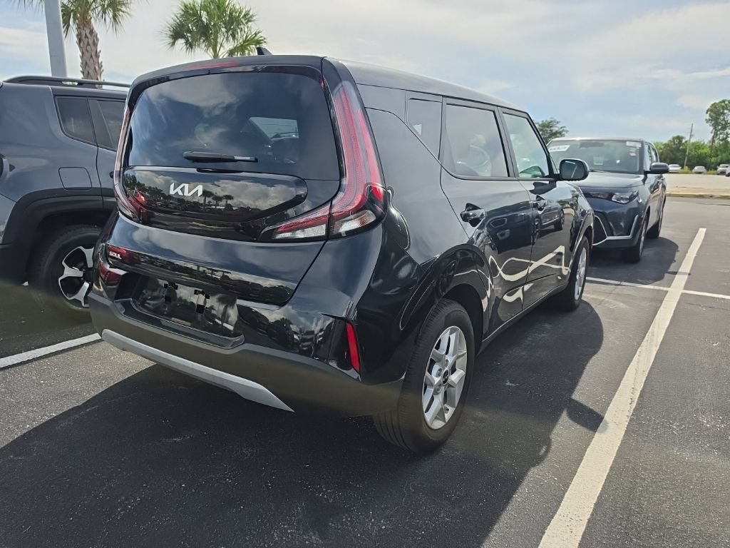 Certified 2025 Kia Soul LX w/ LX Technology Package FWD image 14