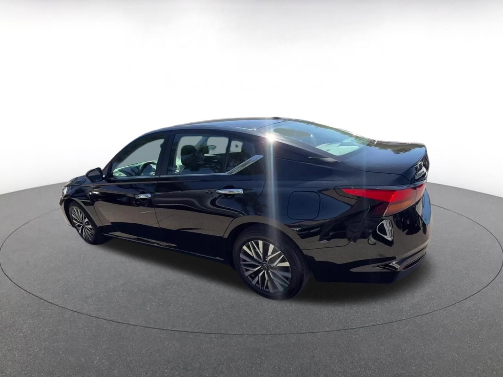Used 2025 Nissan Altima 2.5 SV FWD image 10