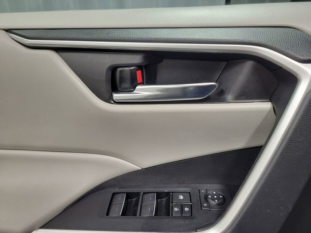 Used 2022 Toyota RAV4 XLE w/ Convenience Package image 19