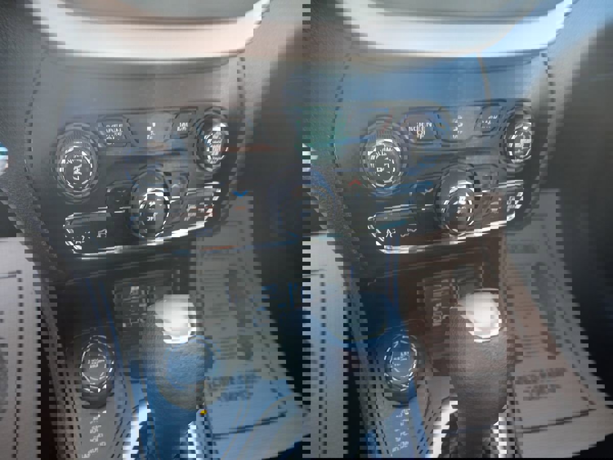 Used 2017 Jeep Cherokee Latitude w/ True North Edition image 15