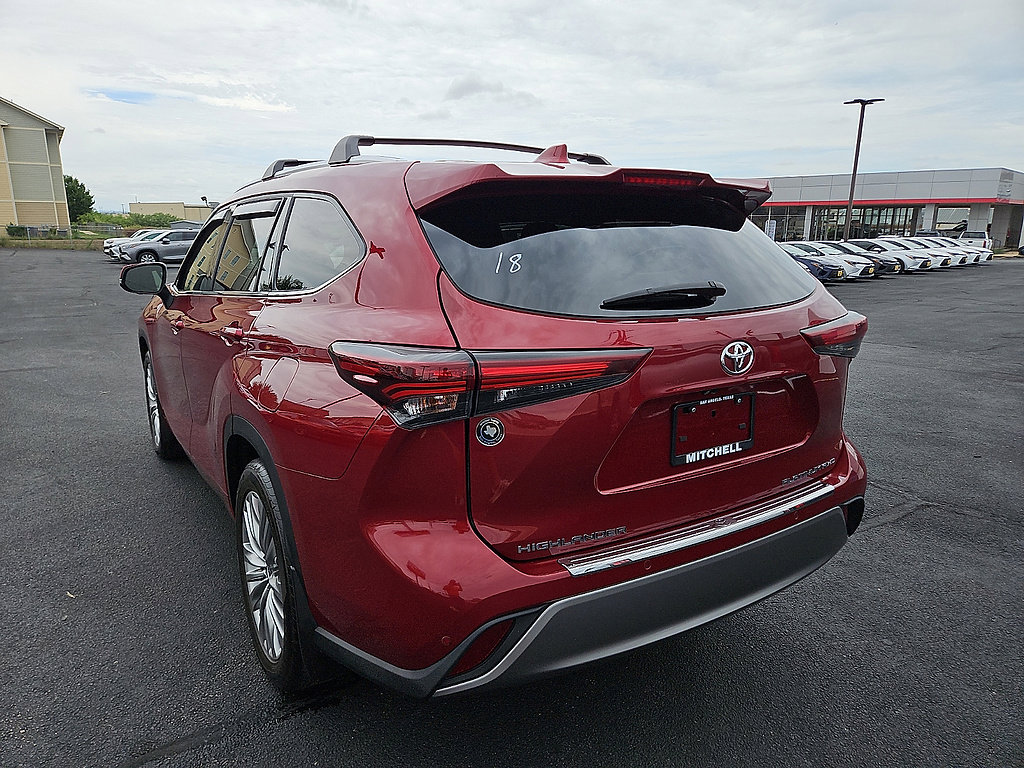 Used 2024 Toyota Highlander Platinum AWD/4WD image 3