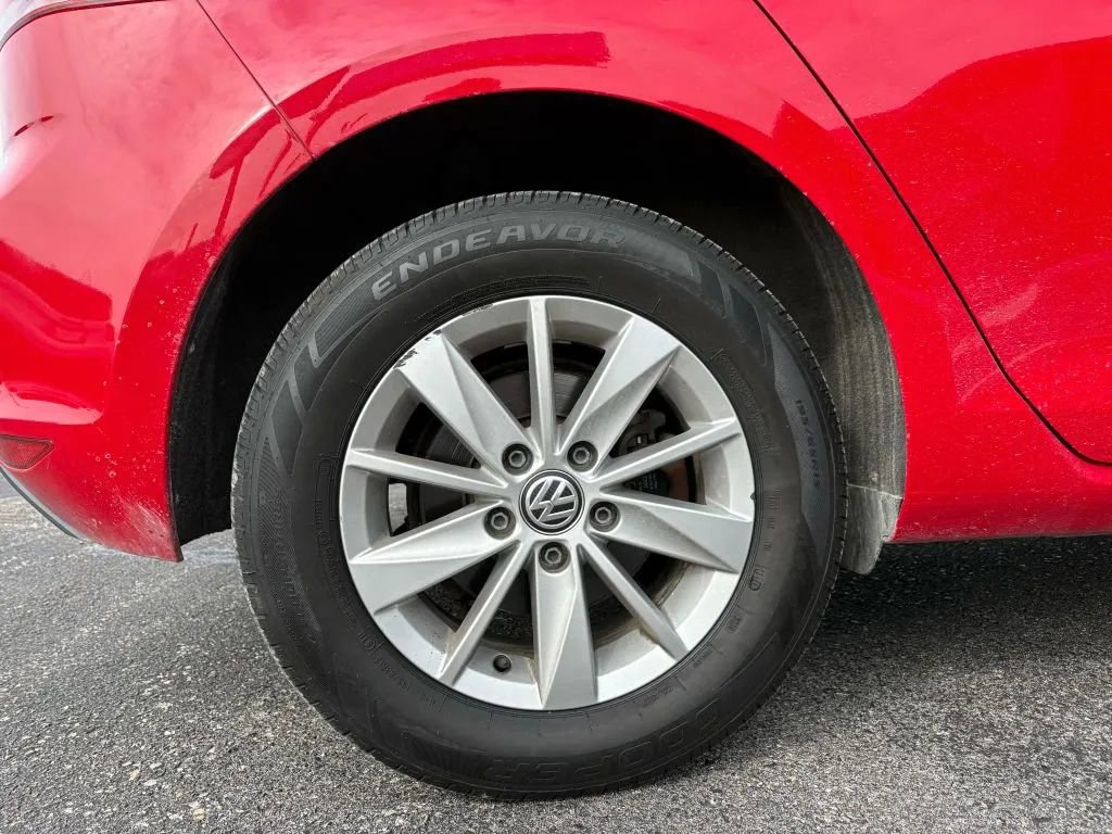 Used 2015 Volkswagen Golf S image 22