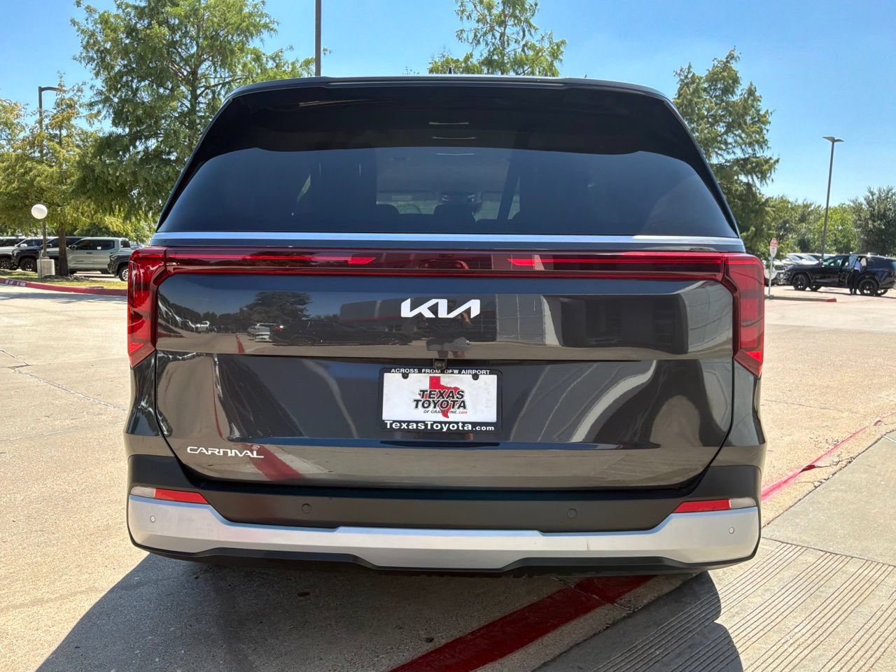 Used 2026 Kia Carnival FWD image 7