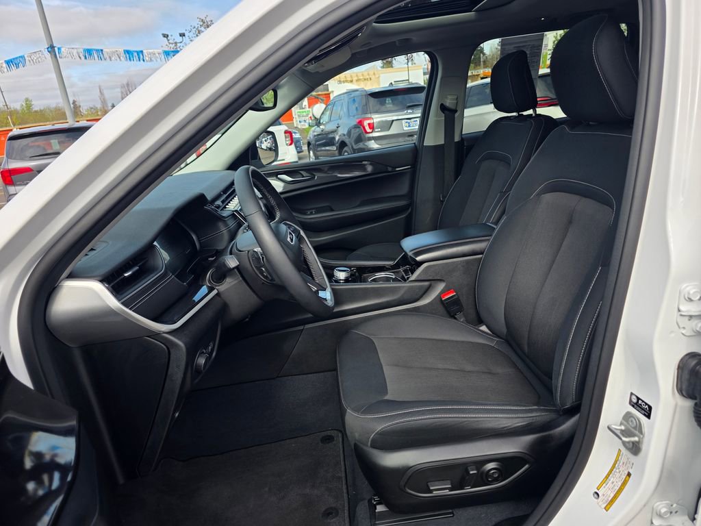 Used 2023 Jeep Grand Cherokee Laredo w/ Luxury Tech Group I image 4