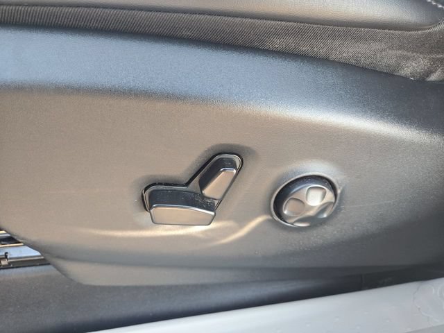 Used 2023 Chrysler Pacifica Touring-L FWD image 12