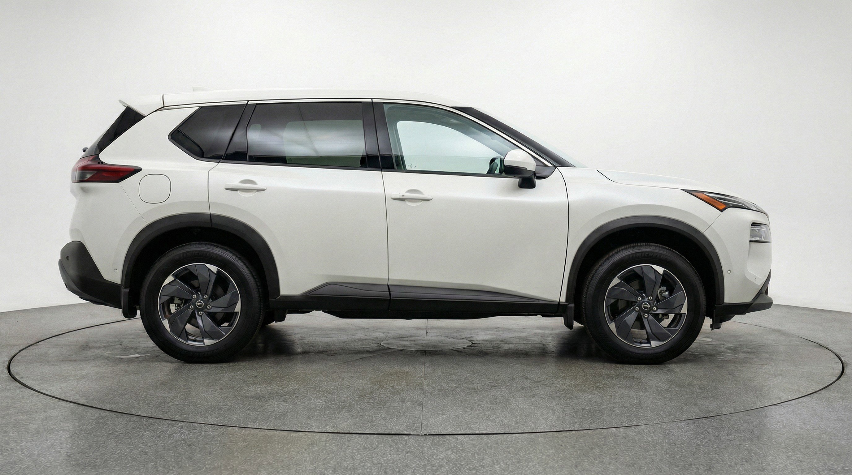 Used 2025 Nissan Rogue SV image 11
