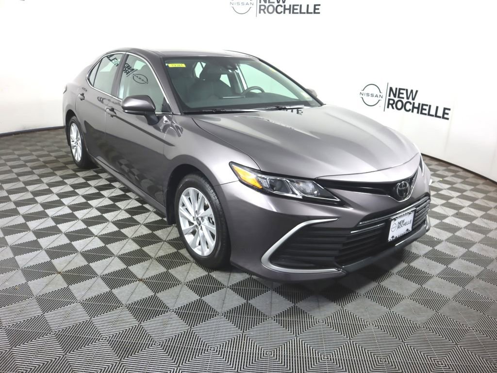 Used 2023 Toyota Camry LE image 3