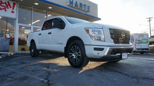Used 2024 Nissan Titan SV w/ SV Convenience Package image 2