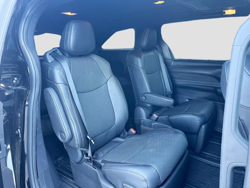 Used 2025 Toyota Sienna Limited FWD image 30