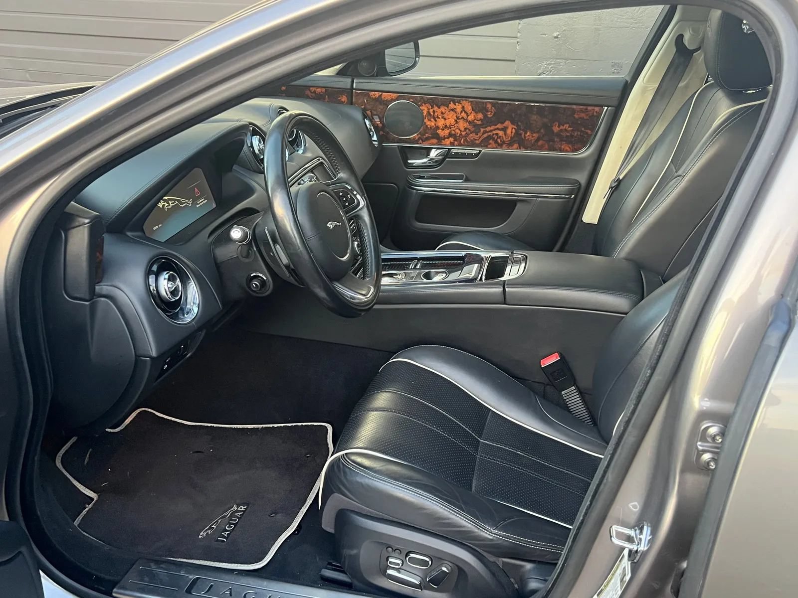 Used 2011 Jaguar XJ L RWD image 12