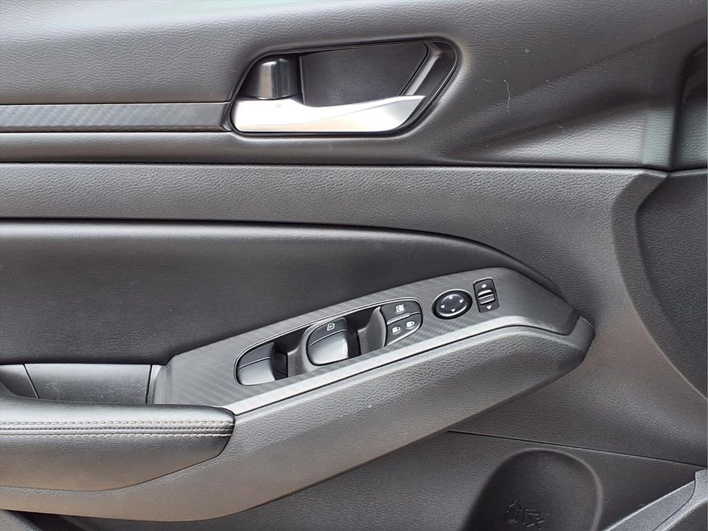 Used 2024 Nissan Altima 2.5 SV FWD image 14