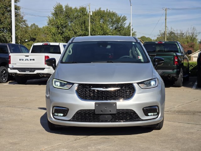 Used 2024 Chrysler Pacifica Touring-L FWD image 2