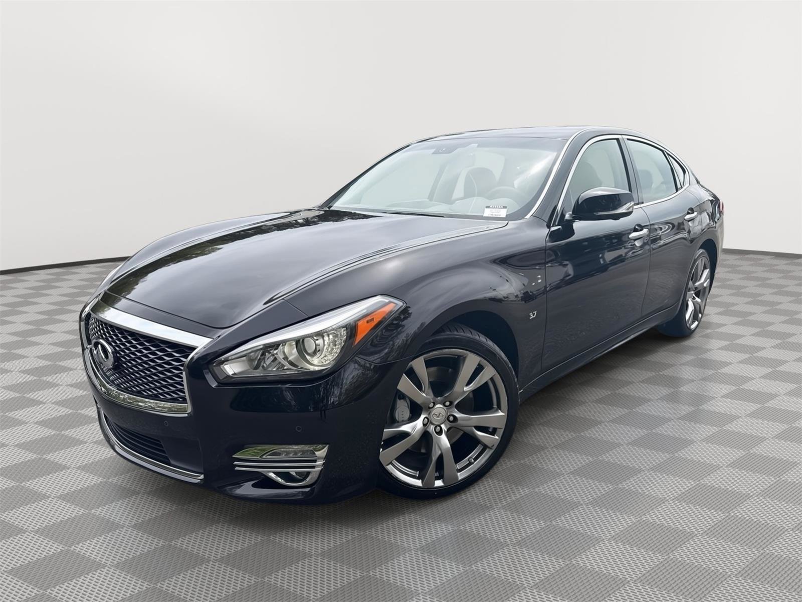 Used 2015 INFINITI Q70 3.7 w/ Technology Package image 2