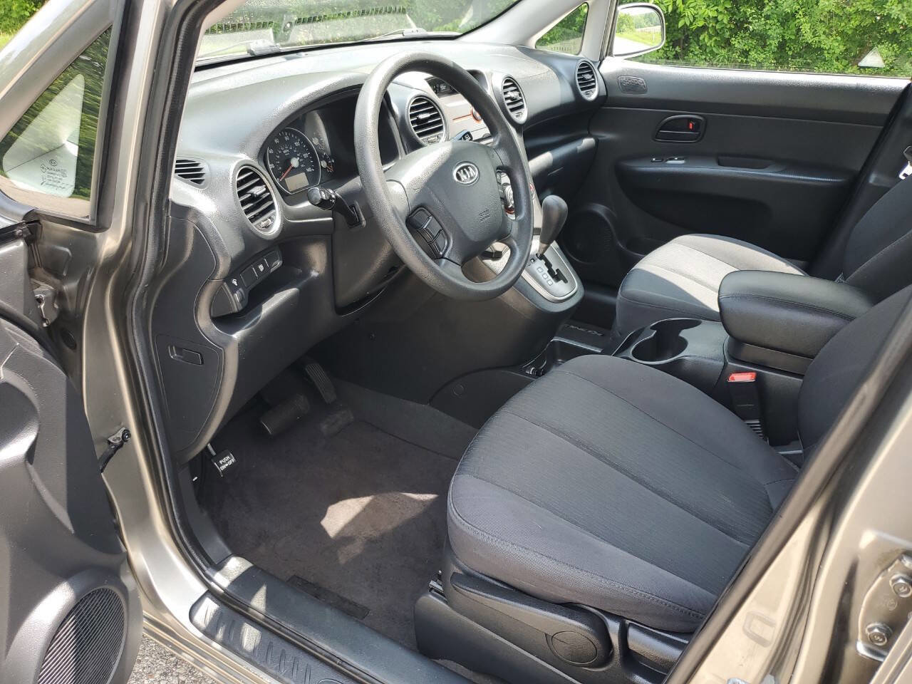 Used 2009 Kia Rondo LX image 10