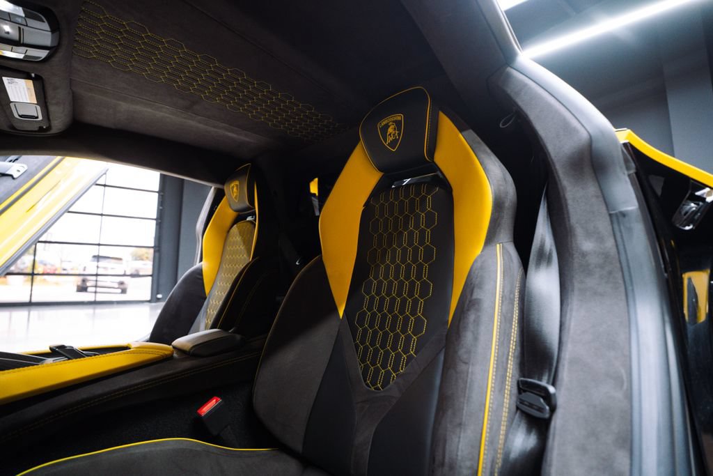 Used 2024 Lamborghini Revuelto AWD/4WD image 34