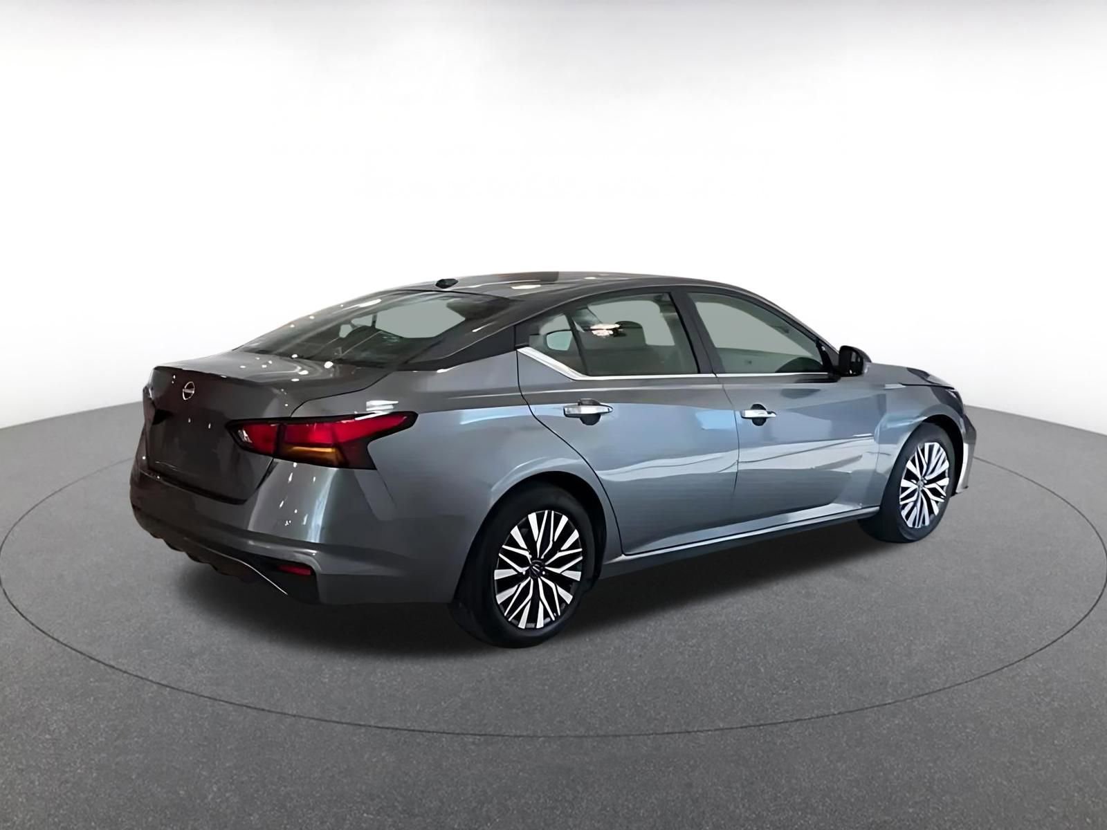 Used 2025 Nissan Altima 2.5 SV image 14