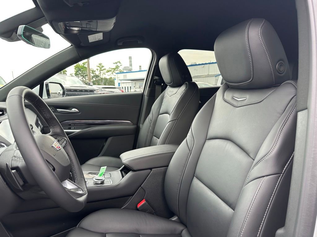 Used 2022 Cadillac XT4 Luxury w/ Cold Weather Package AWD/4WD image 23