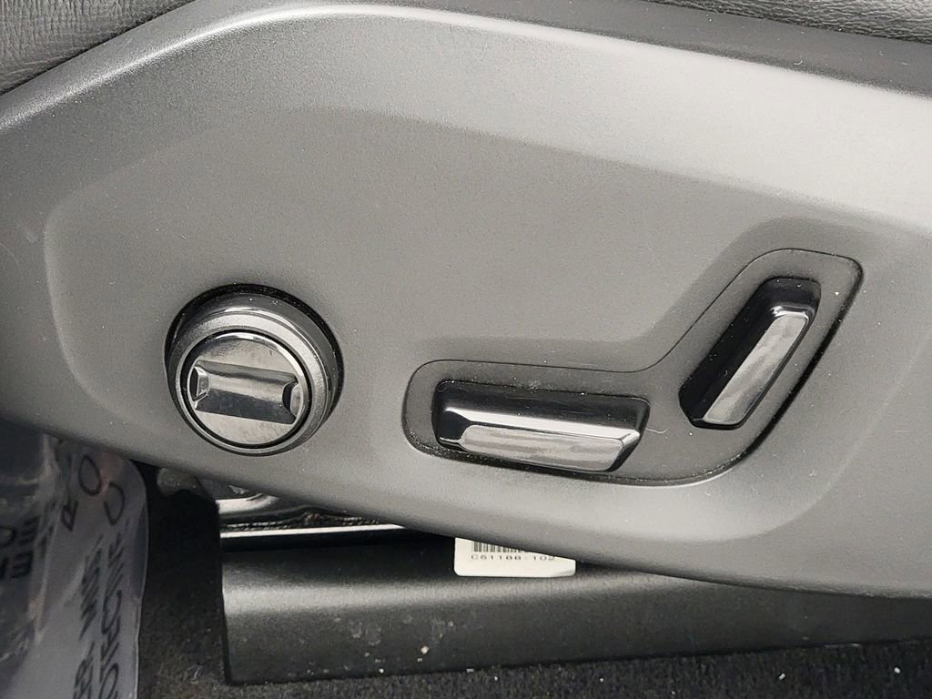 Used 2019 Volvo XC60 T5 Momentum w/ Premium Package image 39