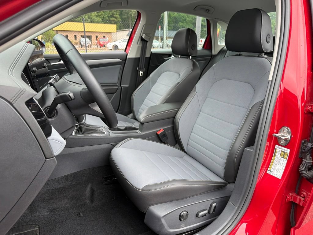 Used 2025 Volkswagen Jetta SE w/ Sunroof Package FWD image 23