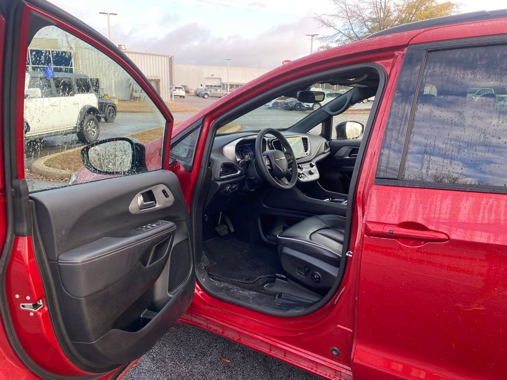 Used 2025 Chrysler Pacifica Limited image 10