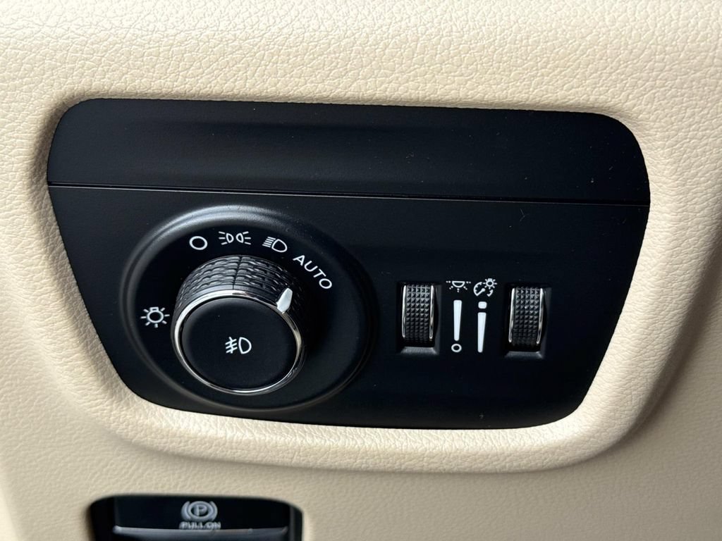 Used 2023 Jeep Grand Cherokee Limited w/ Luxury Tech Group II RWD image 44