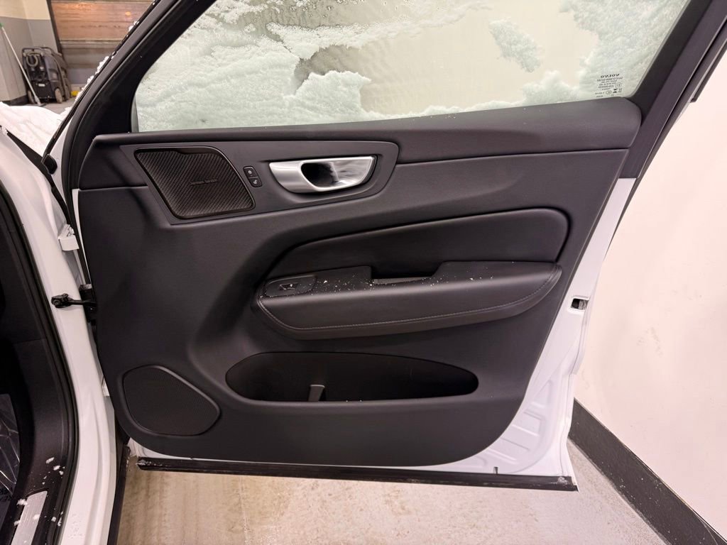 Used 2023 Volvo XC60 B5 Plus image 27